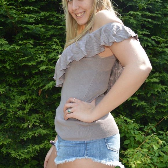 Express Medium Ruffled Off the Shoulder - Picture 2 of 3